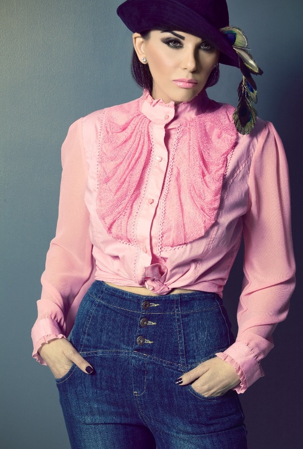 نشرت صورتها خلال احتفالها بعيد ميلاد صديقها