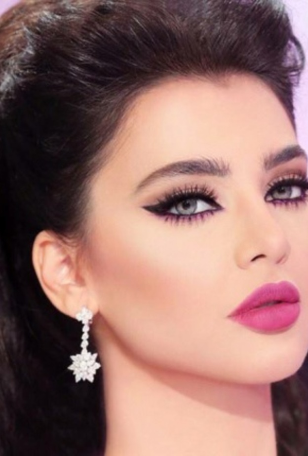 قمر صاحبة الحواجب الطبيعية