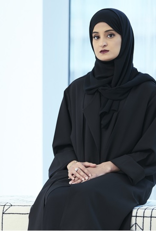 المصممة الإماراتية الجود لوتاه لـ "هي": أستوحي من ثقافتنا والحِرف اليدوية تميّزنا