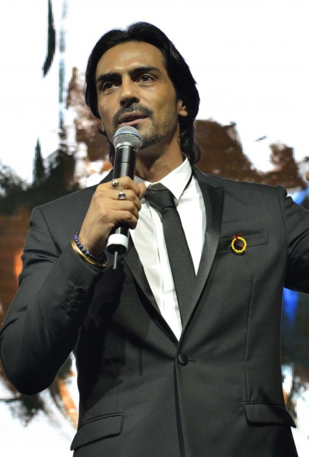  نجم بوليوود أرجون رامبال خلال تقديمه إحدى اللوحات التي عُرضت في المزاد. 