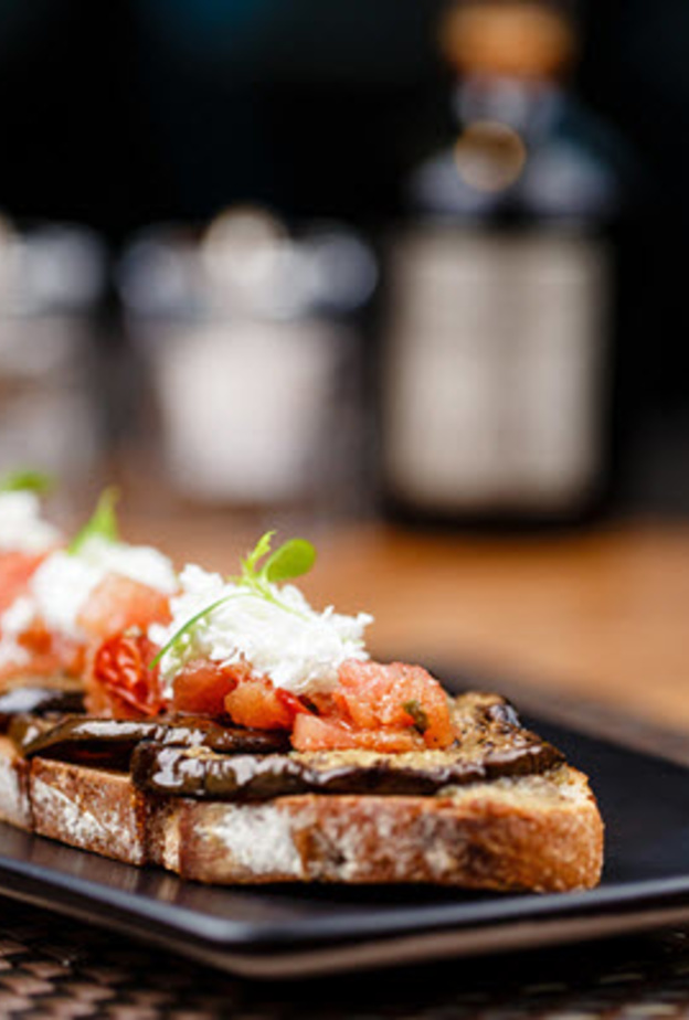 صحن المقبلات: الغورغونزولا مع الريكوتا والتوست والعنب المطبوخ