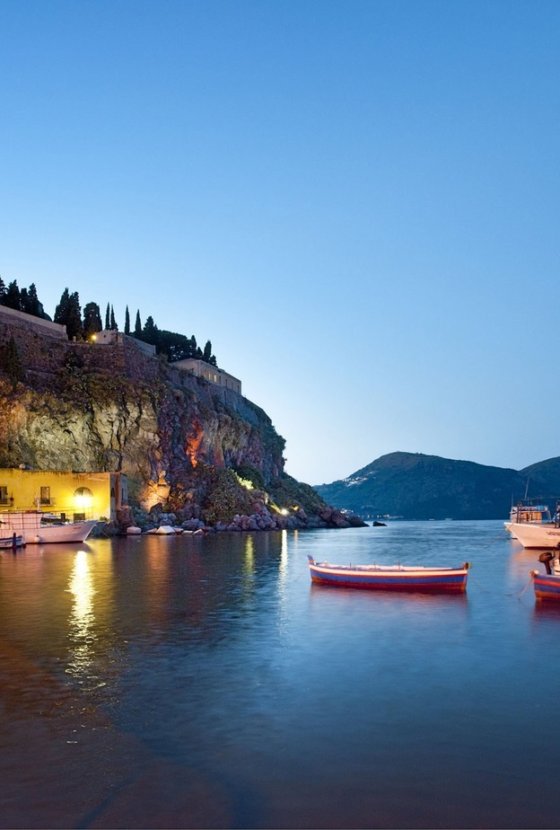 هناك هالة من السحر والجمال تحيط بهذه الجزيرة التي تبعد مسافة ساعة ونصف بالعبارة من بلدة ميلاتسو في شمال شرق صقلية