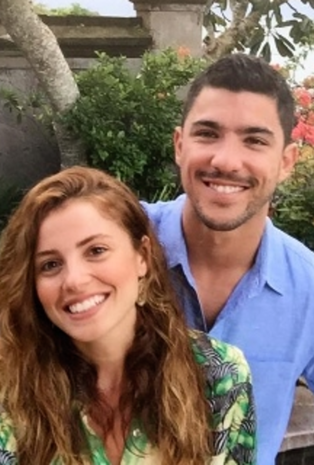 إزجي أيوب أوغلو وزوجها