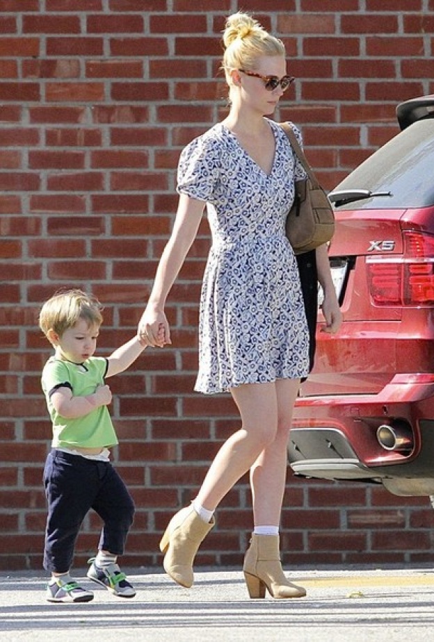 بالصور: جونيوري جونز تتنزه مع إبنها ألكسندر