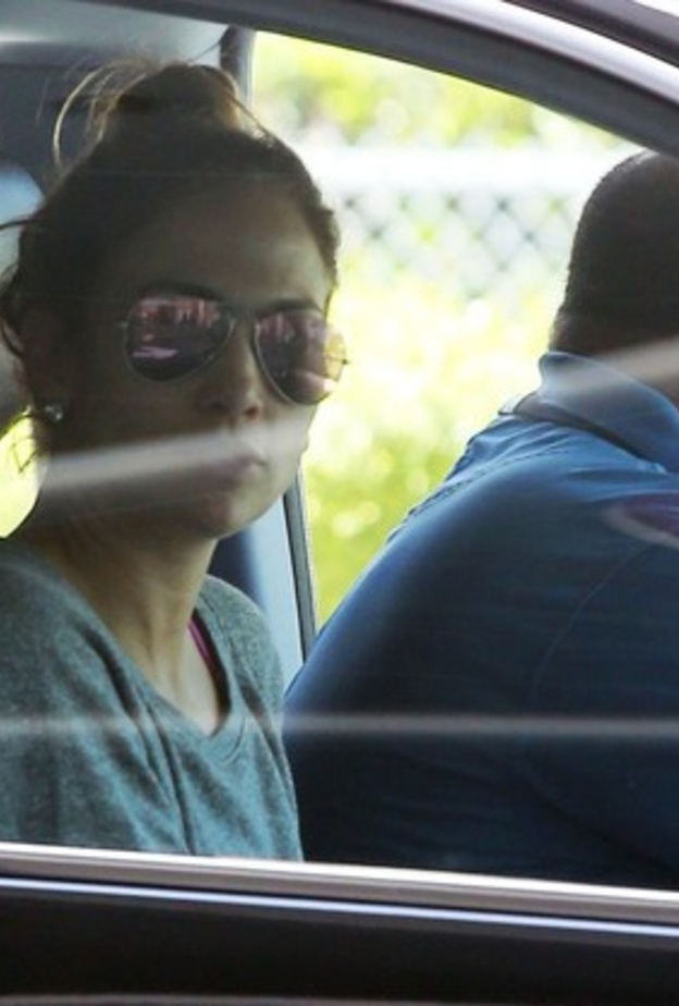 بالصور: جينيفر لوبيز تخفي ابنتها عن العيون