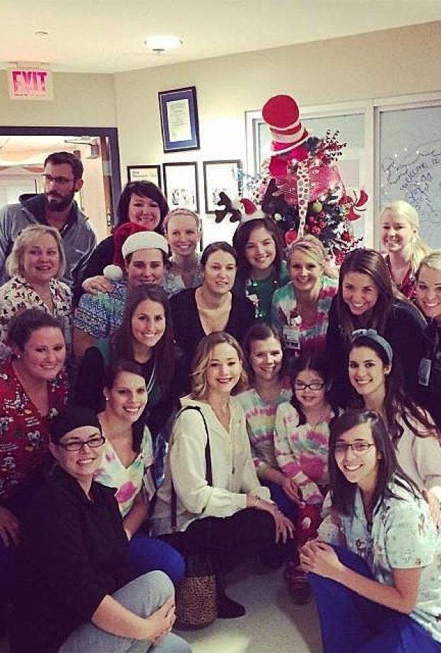 جينيفر لورانس تحتفل بالعيد بزيارة مستشفى لمرضى الأطفال في مسقط رأسها لويزفيل ولاية كنتاكي