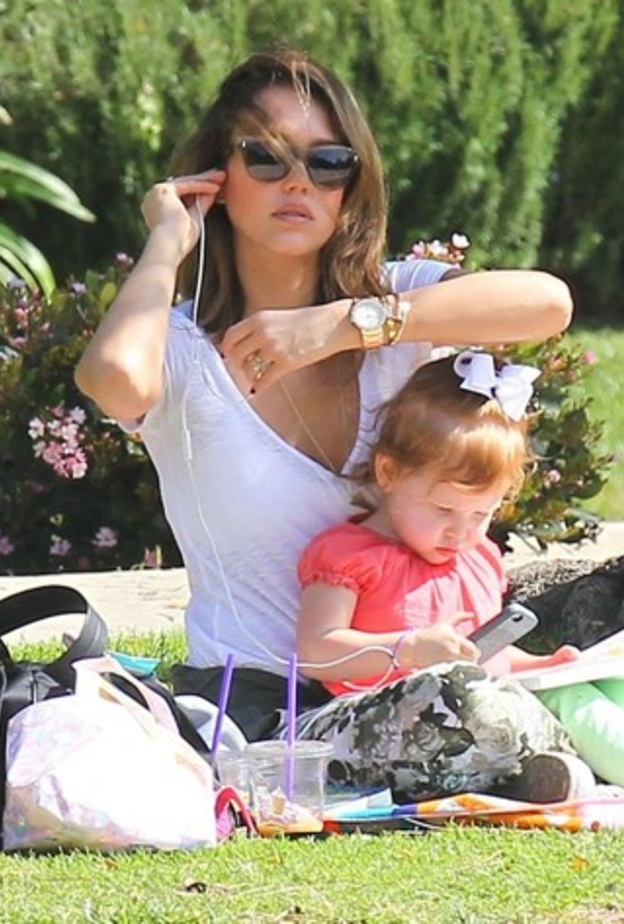 بالصور: جيسيكا ألبا تمضي يوما مع أسرتها في الحديقة 