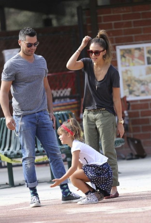 بالصور: Jessica Alba تقضي يوماً عائلياً ممتعاً