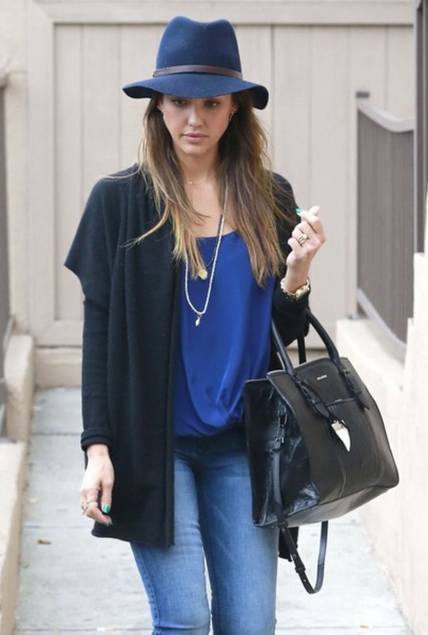 بالصور: جيسيكا ألبا تبحث عن وشم جديد