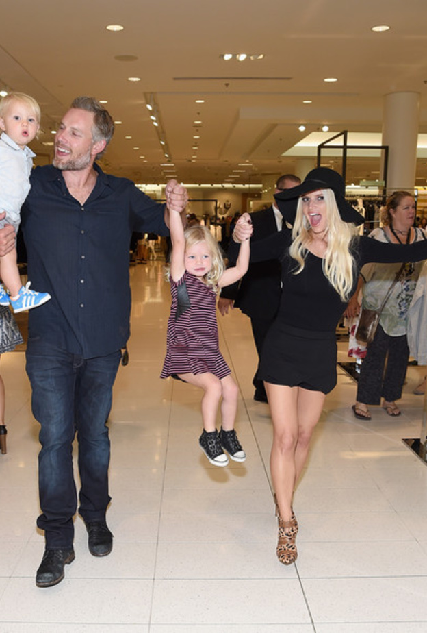 بالصور: جيسيكا سيمبسون تقدم مجموعتها للأزياء