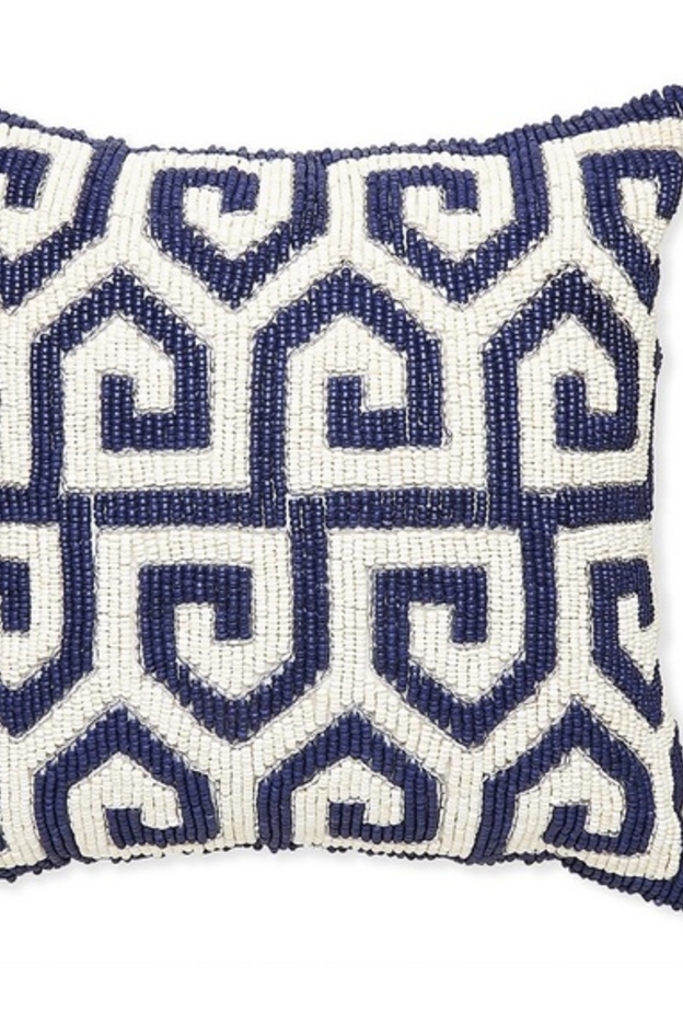 وسادة مطرزة بالخرز على شكل خطوط هندسية من Jonathan Adler