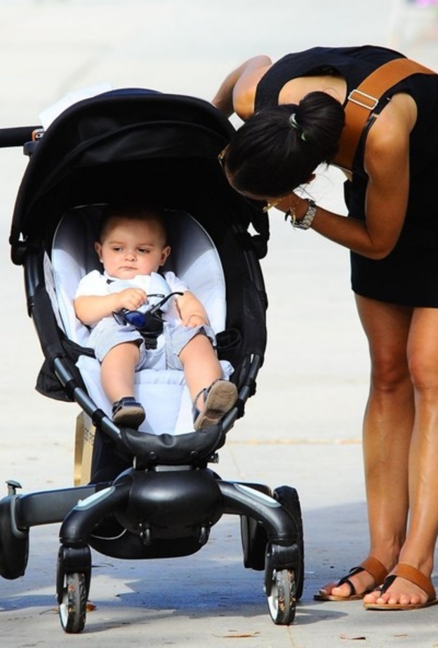 بالصور جوردانا بروستر تتجول مع إبنها