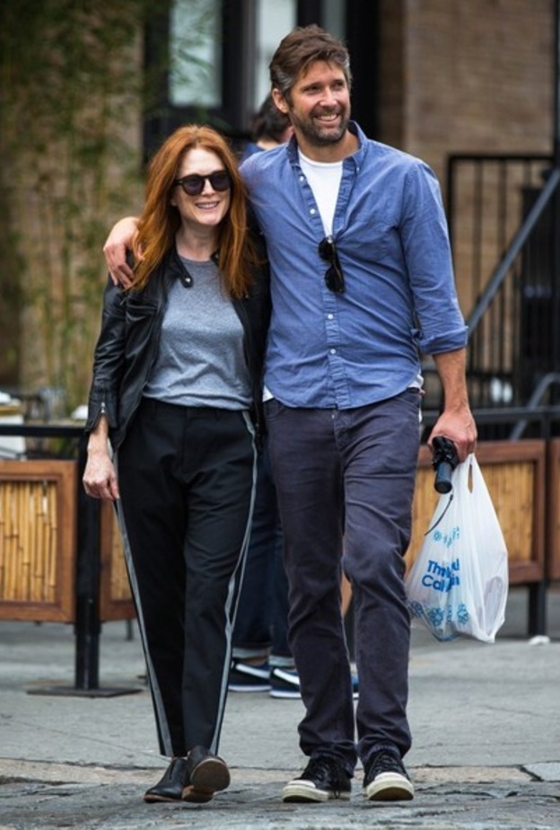 بالصور: جوليان مور وبارت فروندليتش يتنزهان معاً