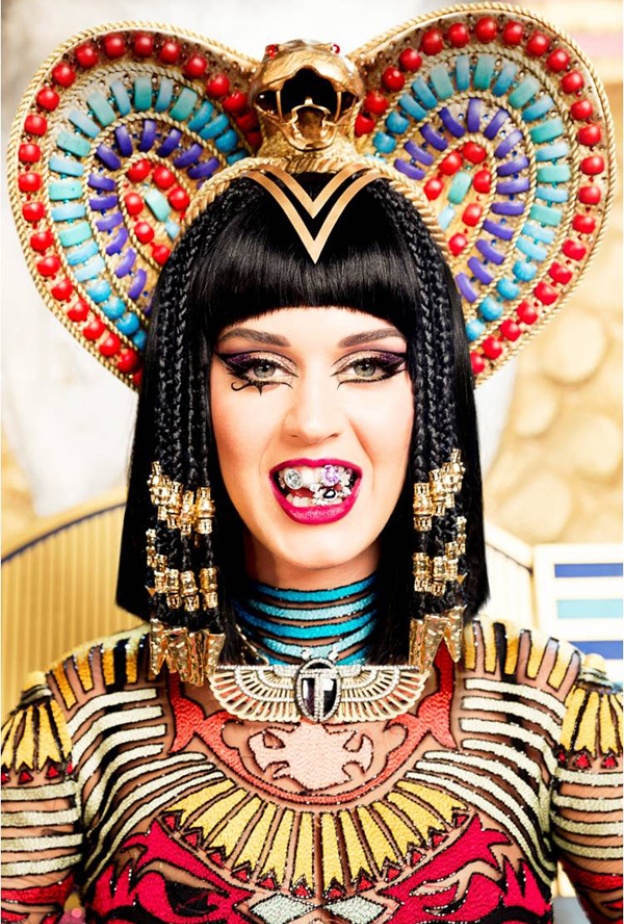  Katy Perry فى اطلالة كليوباترا.