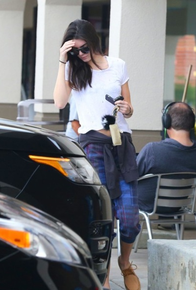 بالصور: كيندال جينر تغادر صالون التجميل