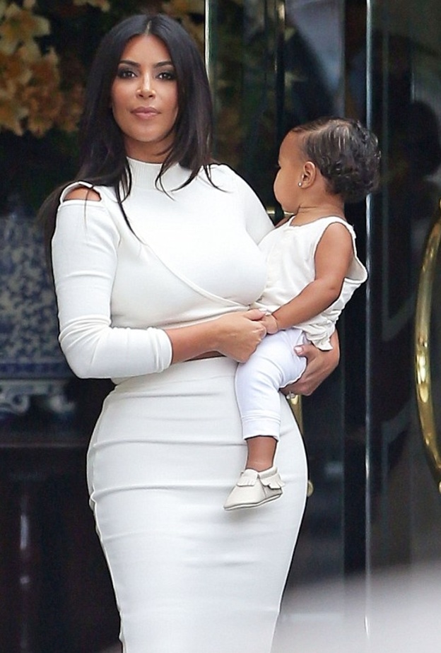 بالصور: إطلالة متشابهة لكيم وابنتها