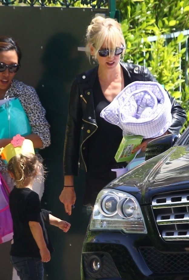 بالصور: كيمبرلي ستيوارت تتنزه مع دليلة