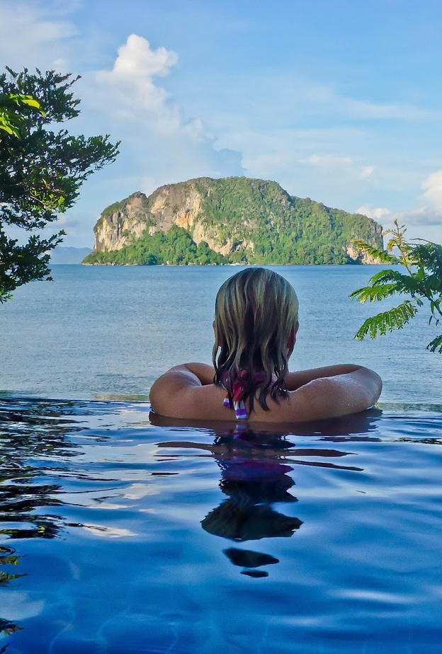 هذه الجزيرة الجميلة توجد في محافظ ترات شرق تايلاند وهي تبعد مسافة رحلة طيران تستغرق ساعة واحدة فقط من مدينة بانكوك