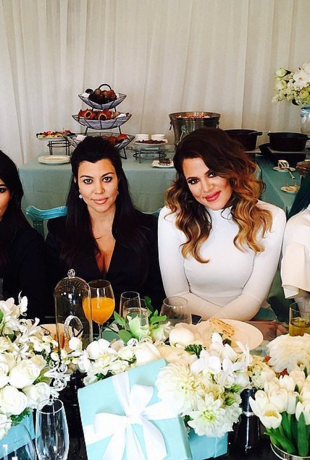 كورتني كارداشيان تحتفل مع أخواتها بـbaby shower خاص لطفلها القادم