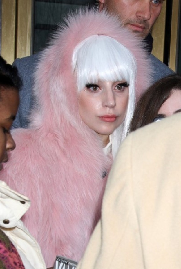 بالصور: ليدي غاغا تتوجه إلى عرض The Tonight Show