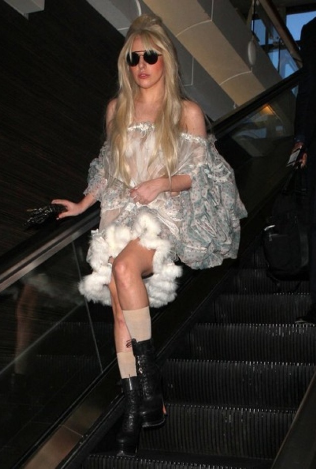 بالصور: Lady Gaga تتألق بمطار لوس أنجلوس
