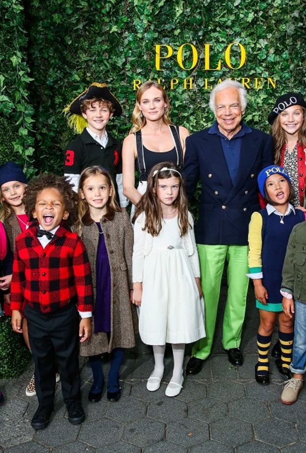 المصمم الأمريكي رالف لورين مع الأطفال خلال المناسبة 
