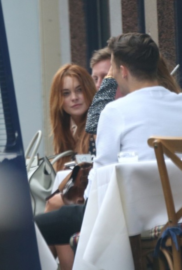 بالصور: ليندساي لوهان تتنزه في مايفير