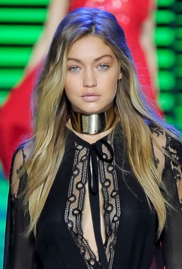 من عرض Elie Saab خلال أسبوع باريس لأزياء ربيع صيف 2016