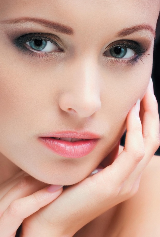 ماكياج البشرة الدهنية دقيق وناعم