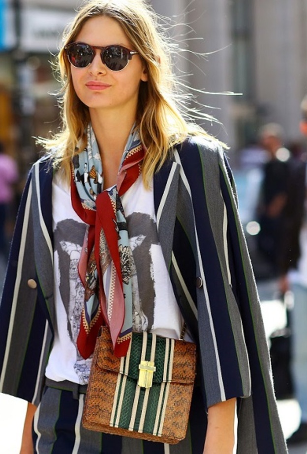 اختاري وشاح كبير وملون مع إطلالتك الخريفية