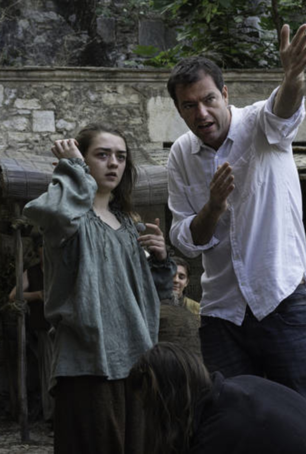 المخرج مارك مايلود أحد مخرجي المسلسل