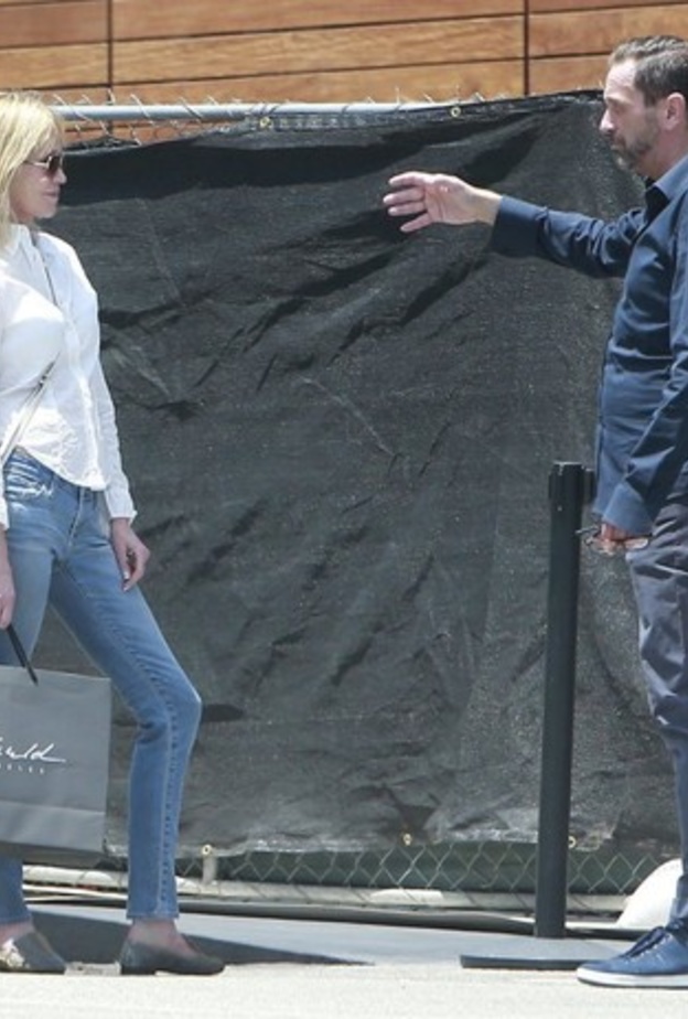 بالصور: ميلاني غريفث تستعيد أناقتها مع صديق جديد