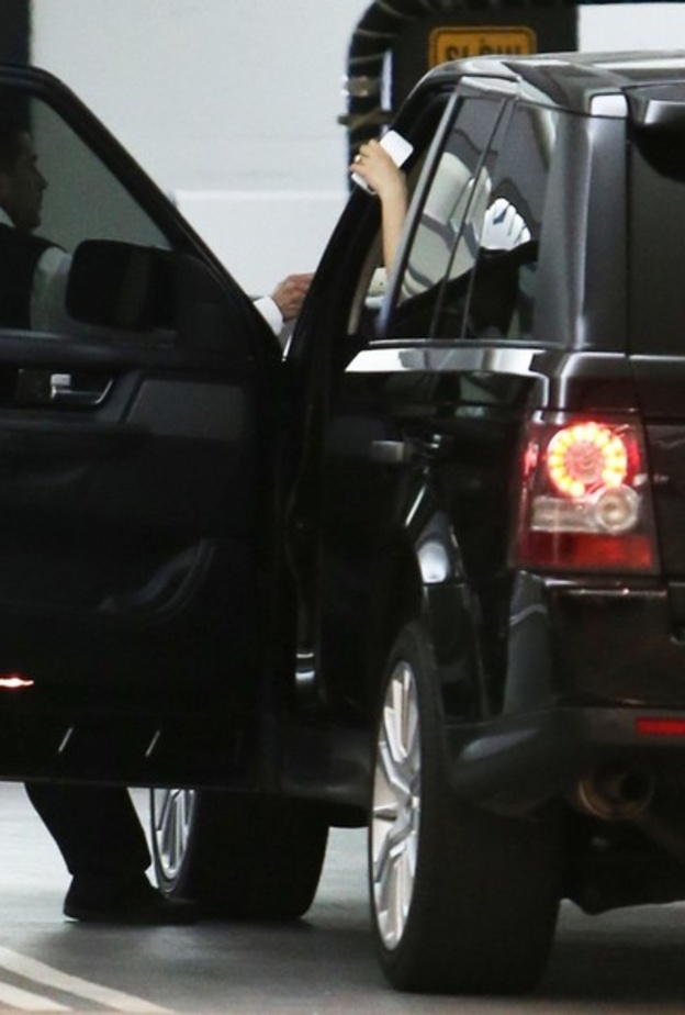 بالصور: ميلا كونيس تزور المبنى الطبي في بيفرلي هيلز