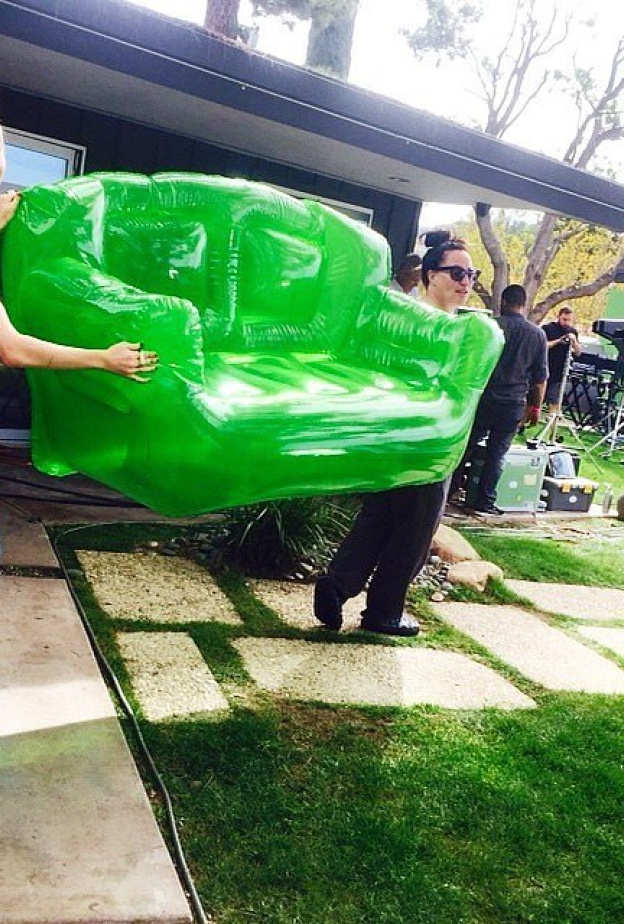 أين تذهب مايلي بهذه الأريكة الخضراء؟؟