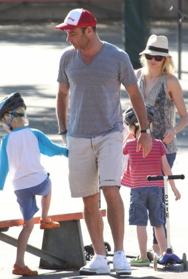 بالصور: ناعومي واتس وعائلتها يتسوقون من Farmers