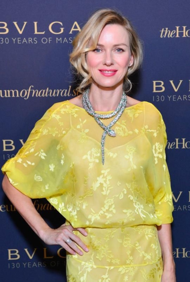 ناعومي واتس ترتدي عقد الماس بولغري من مجموعة سيربنتي Serpenti 