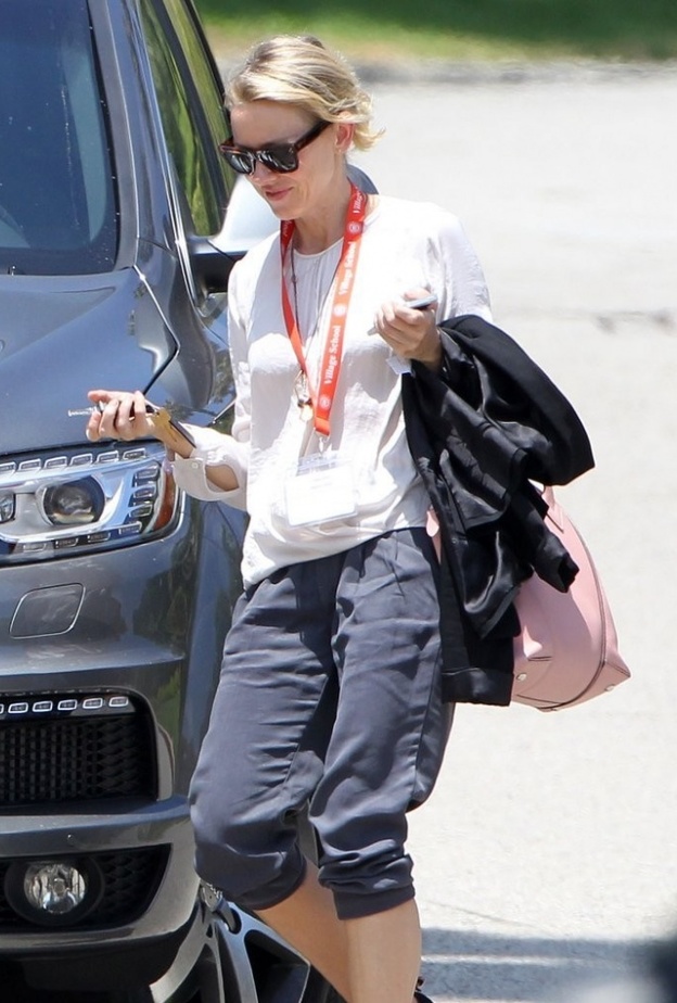 بالصور: ناعومي واتس تتجول مع إبنها