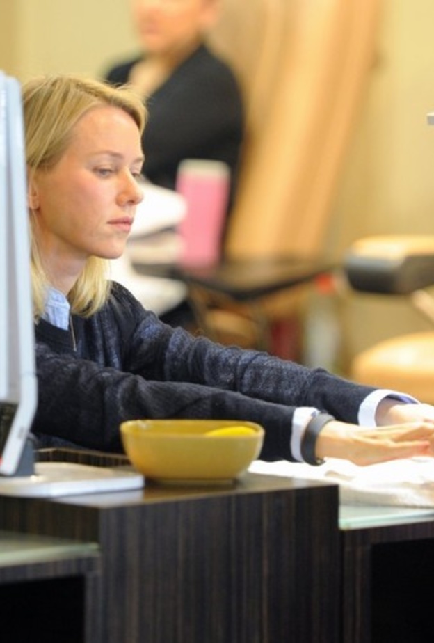 بالصور: ناعومي واتس تزور صالون التجميل