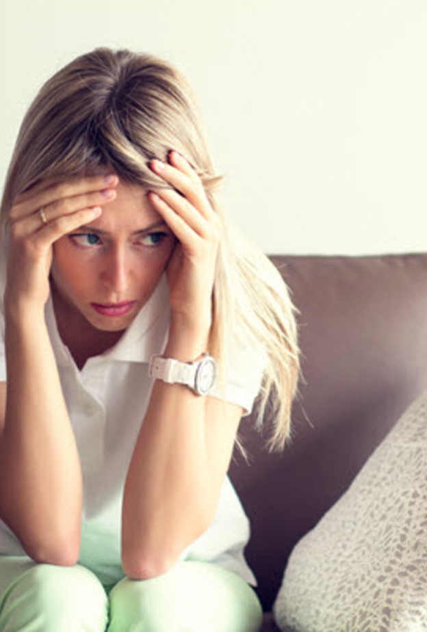 تعاني المراة من اضطراب الحالة النفسية قبل واثناء الدورة الشهرية