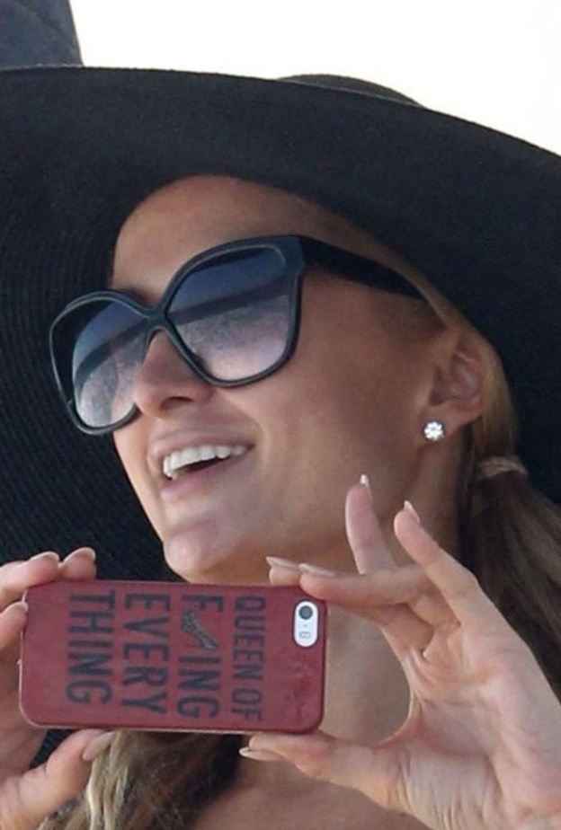 بالصور: باريس ونيكي هيلتون تستمتعان بحفل شاطئي