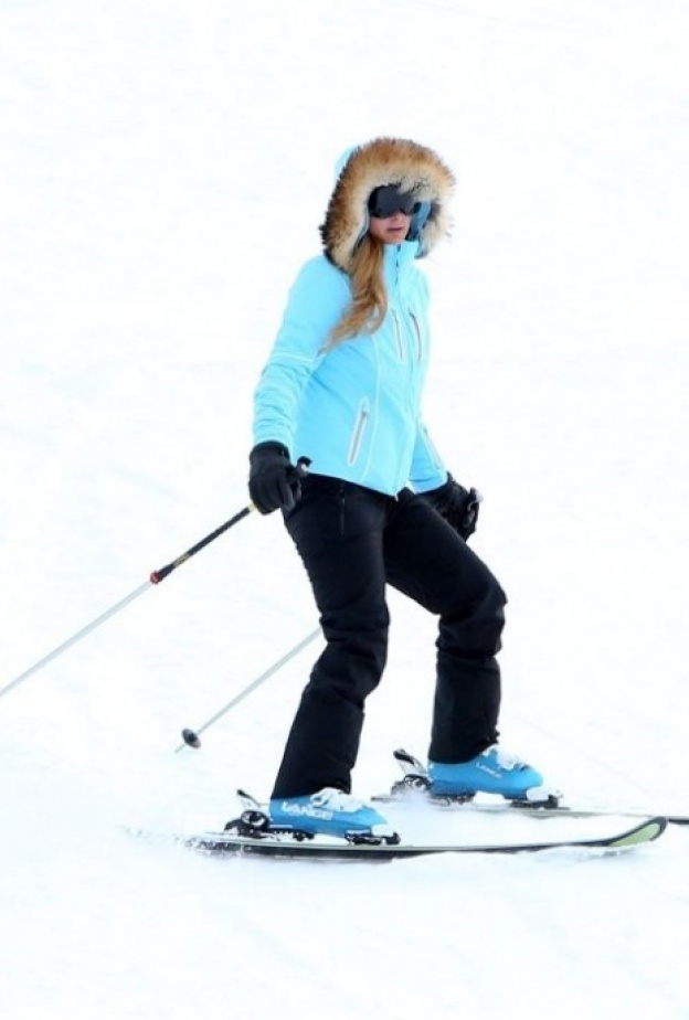 باريس هيلتون تقضي عطلتها بين الثلوج في أسبن