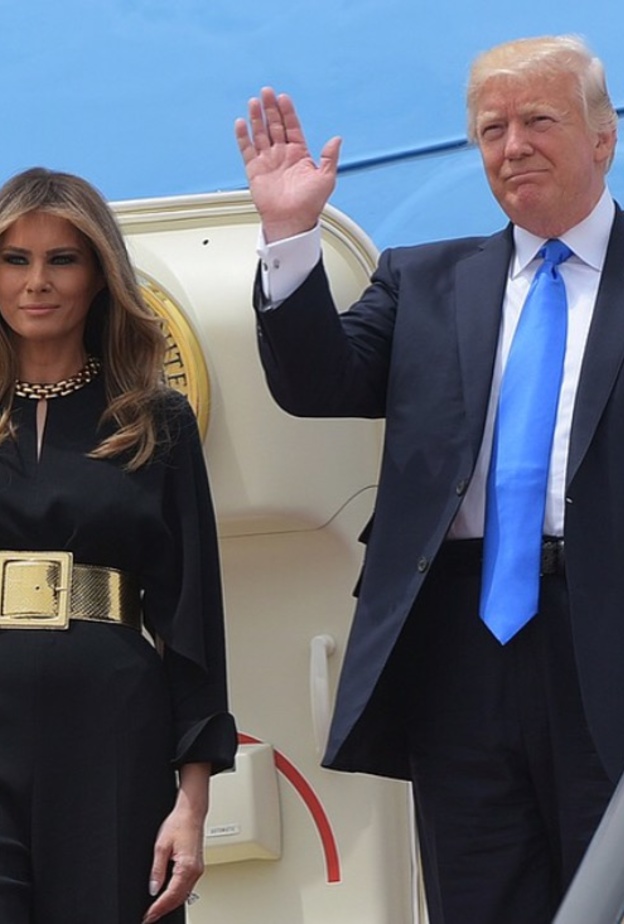 إطلالة محتشمة وأنيقـة لـ ميلانيا ترمب خلال زيارة الرئيس الأمريكي للسعودية 