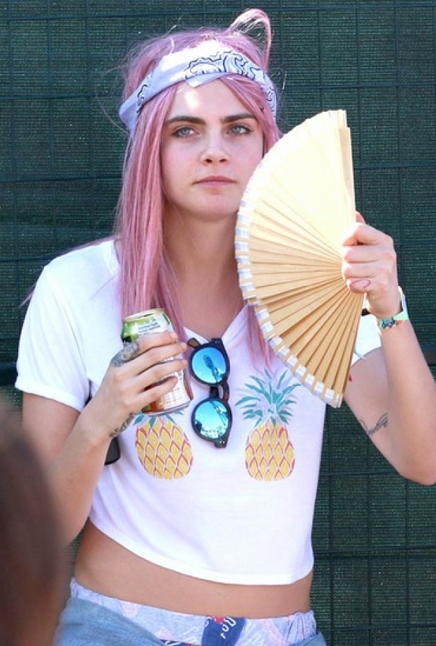 كارا ديليفين بشعر وردي  في مهرجان اوشيغا للموسيقى والفنون 