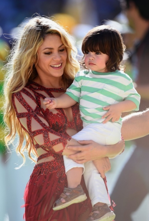  شاكيرا وإبنها يلهبان نهائيات كأس العالم في البرازيل