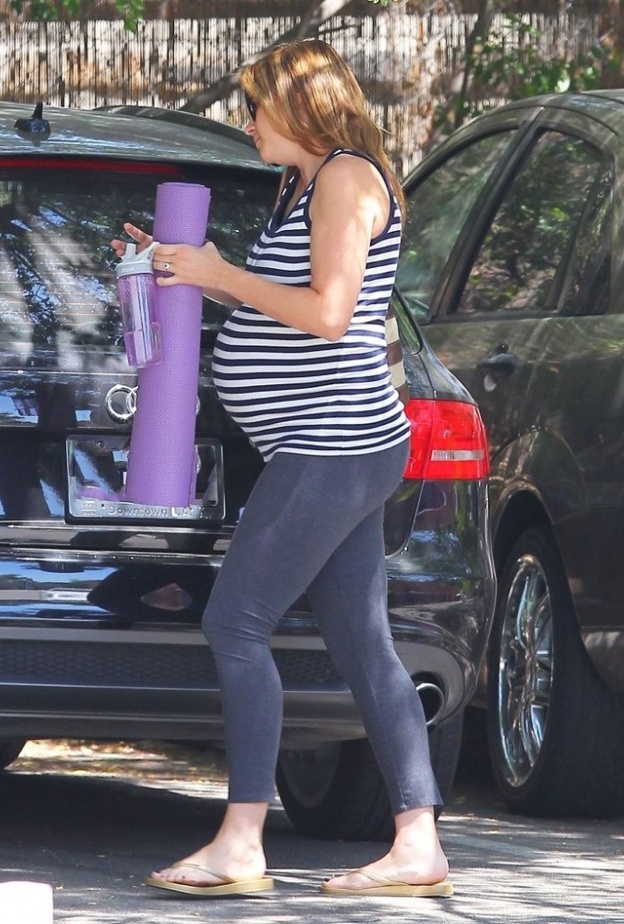 بالصور: جينا فيشر تتجه لممارسة اليوغا 