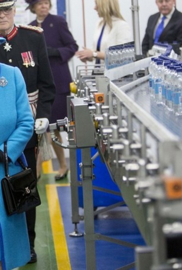 بالصور: الملكة إليزابيث تزور شركة Princes Gate Spring Water