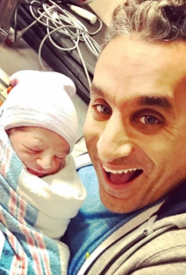 باسم يوسف مع طفله