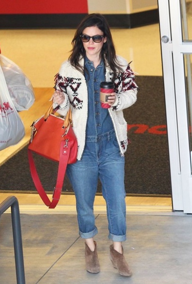 بالصور: Rachel Bilson تتسوق للكريسماس 