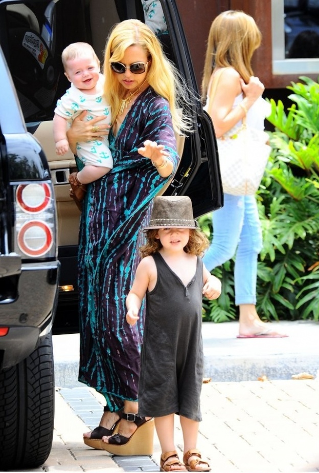 بالصور: راشيل زوي تتسوق مع أولادها