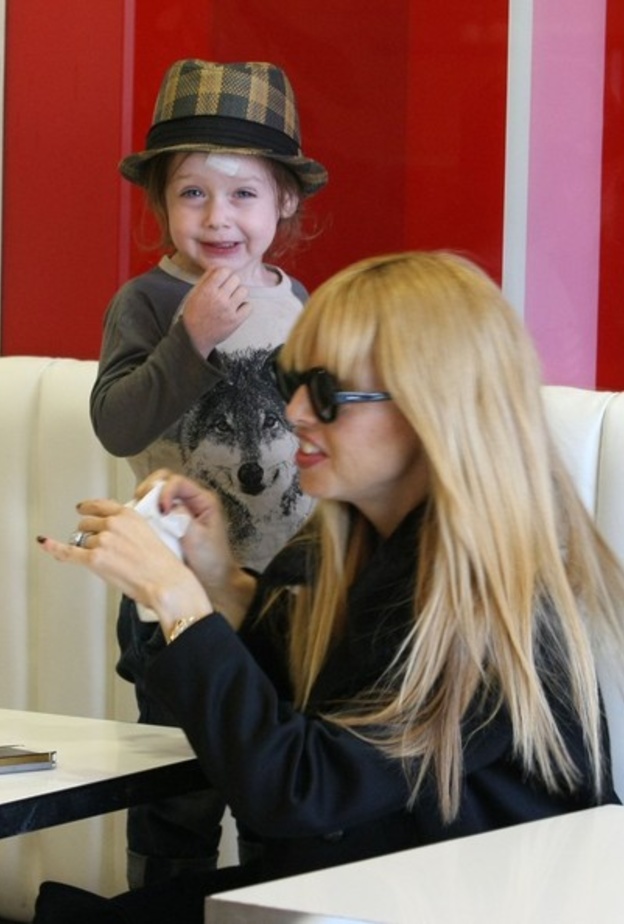 بالصور: راشيل زوي تتنزه مع عائلتها